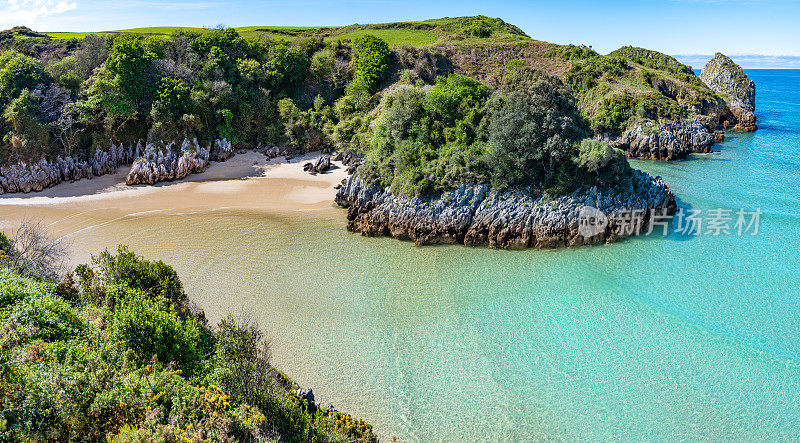 坎塔布里亚坎塔布里克海普雷莱佐附近的Playa de Barnejo Berellin海滩